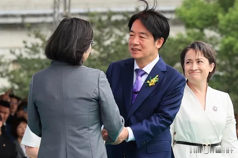 蔡英文的子弟兵开始被收拾了
昨天，民进党举行地方县市主委选举，亲赖清德的势力拿下