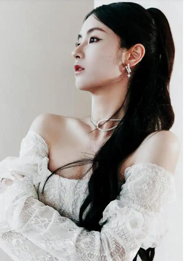 发现了没，她神似颜值巅峰时期的张伯芝，毛晓慧组图