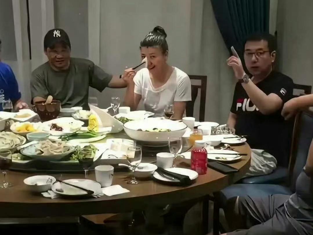 著名表演艺术家闫学晶，在海南和朋友聚餐，状态不错显年轻！ ​ ​​​从照片中可以