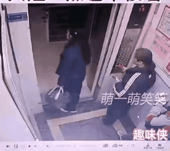 两名女子准备坐电梯下楼上班，黑衣女子为了等朋友，直接挡在电梯门口不让门关。另一个