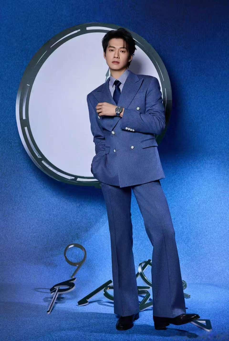 魏大勋精密轨迹魏大勋蓝西装look魏大勋精密轨迹，好帅啊，