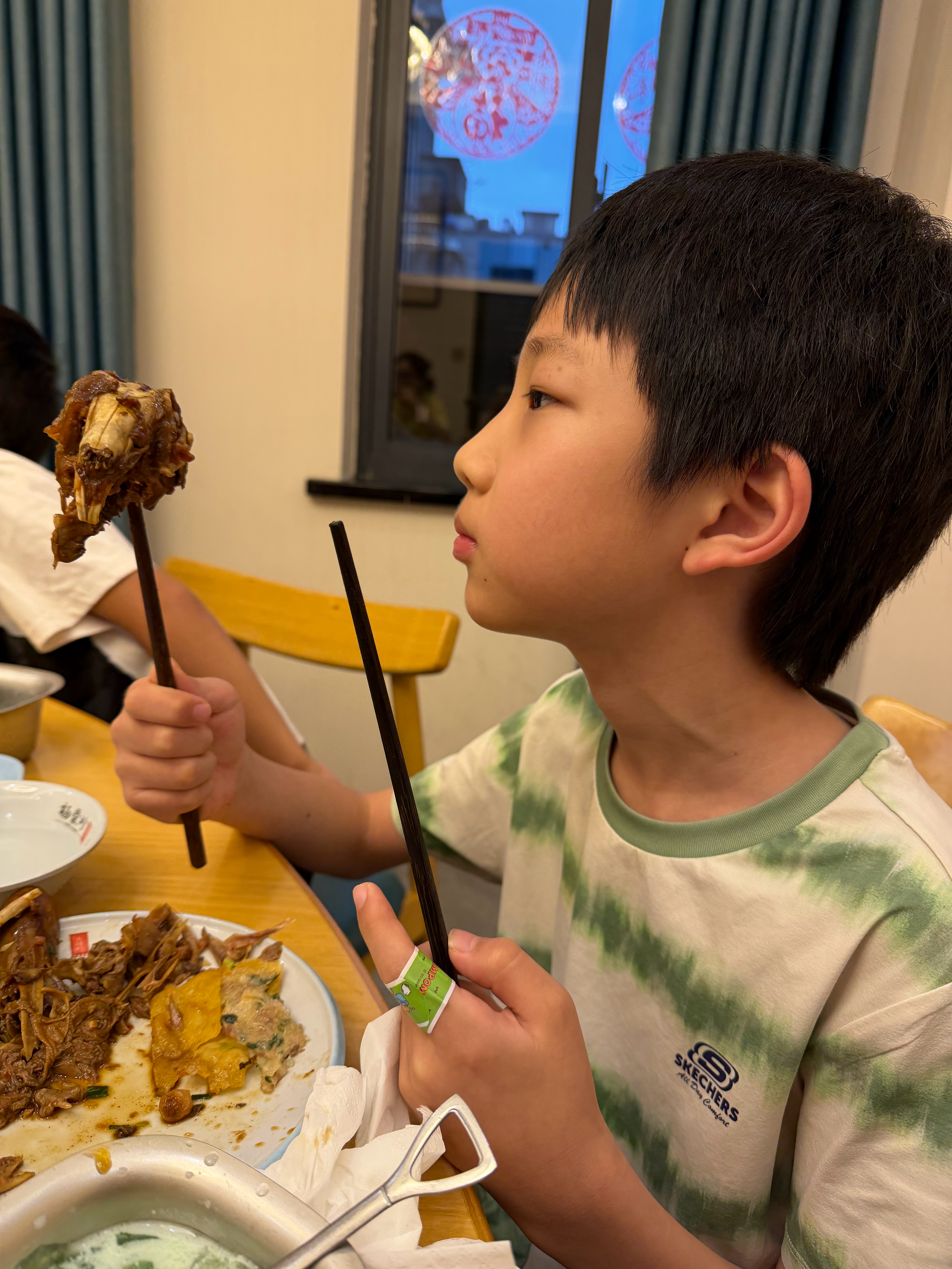 小添在大战兔头。然后说这个兔子蛀牙很多。 
