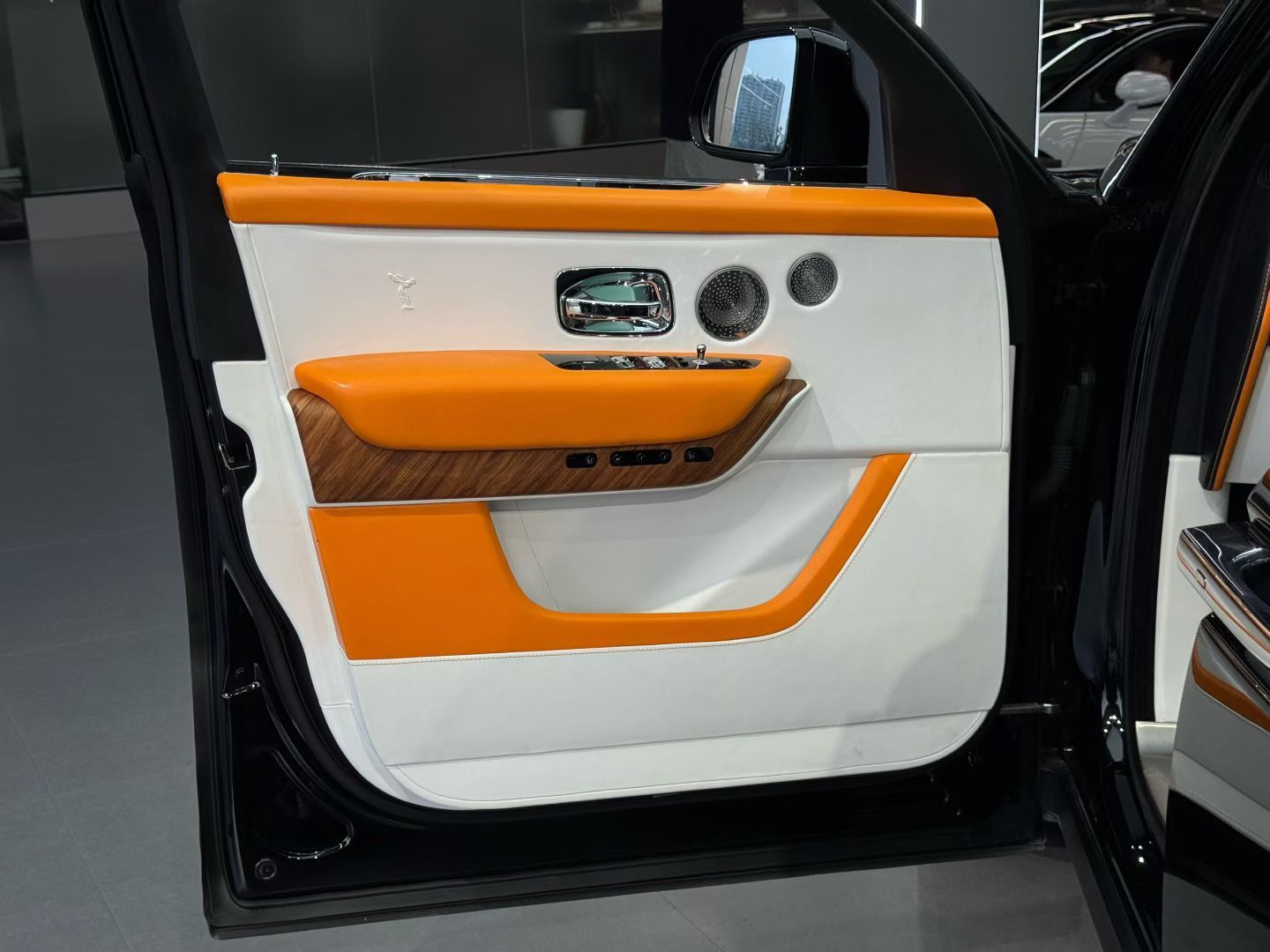 这配色库里南有点舒服