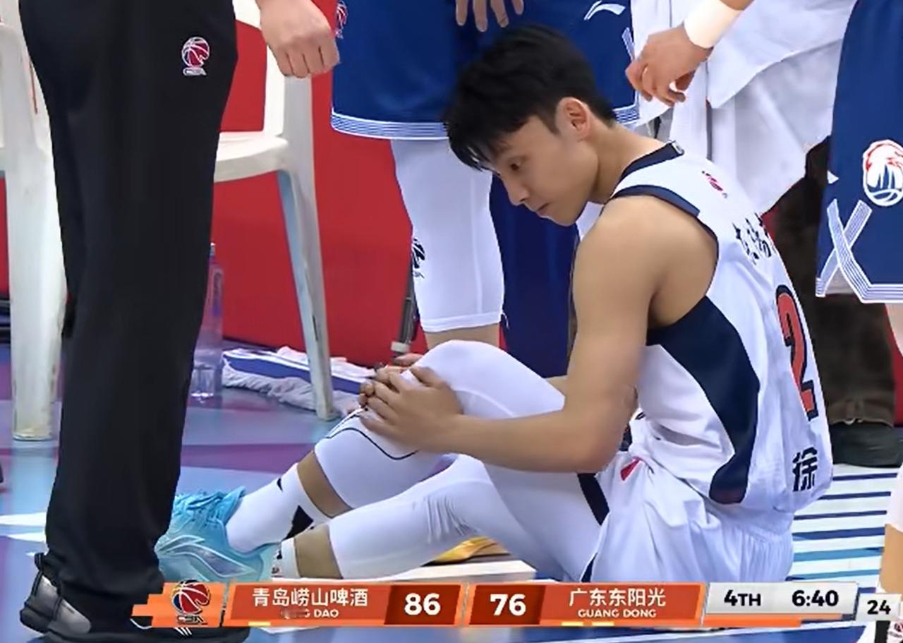 突发，徐杰意外受伤！
CBA常规赛第36轮广东队对阵青岛队，本来打得就够憋屈了，