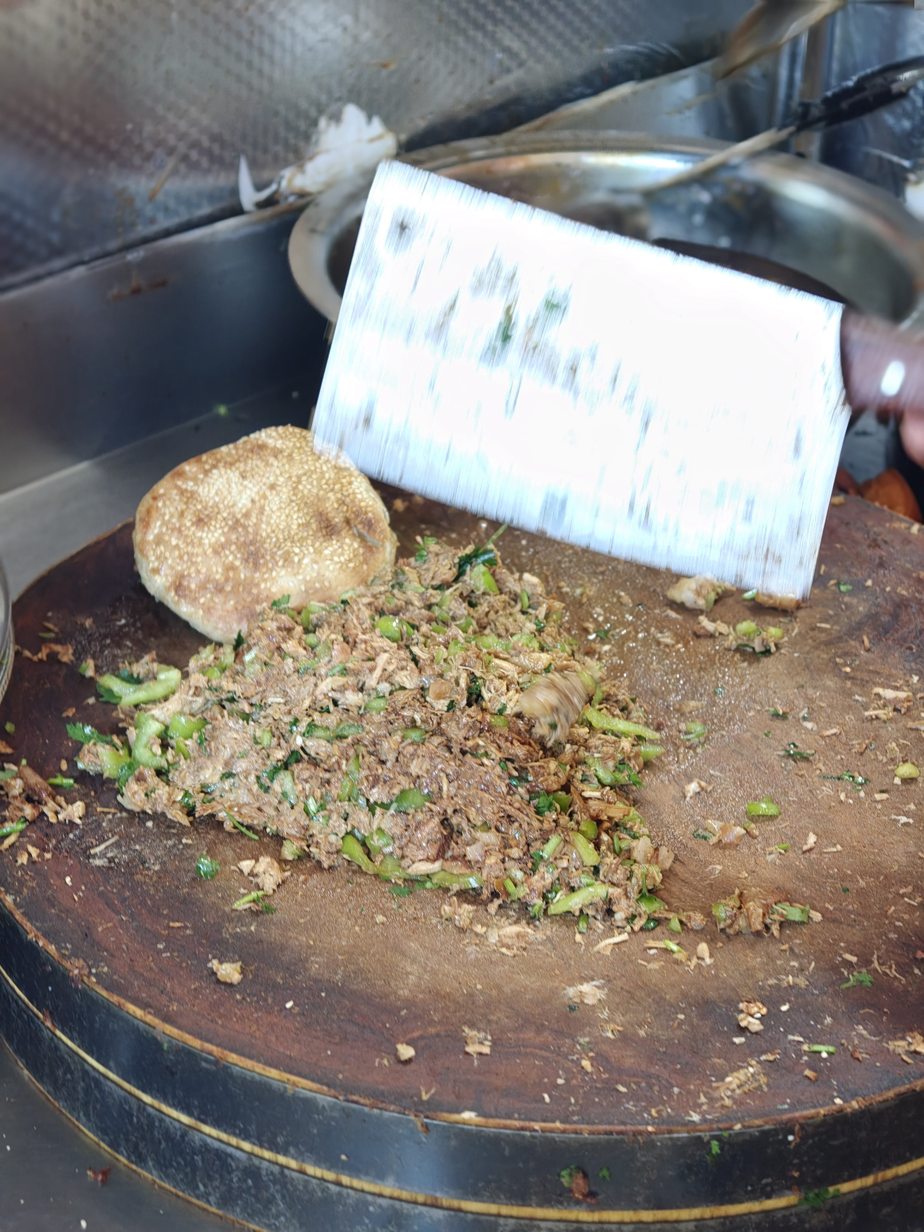 打卡了白敬亭推荐的「斜街肉夹馍」，好吃！我点的肥瘦款，肉馅给得很足，饼都快包不住