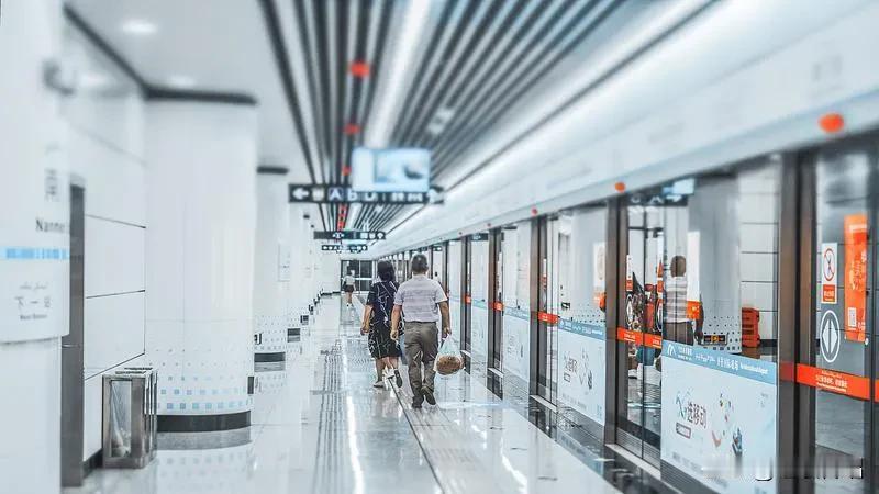 地铁拥挤的时候，高跟鞋确实很麻烦。就像我上次穿着高跟鞋挤地铁，人多得几乎脚不沾地