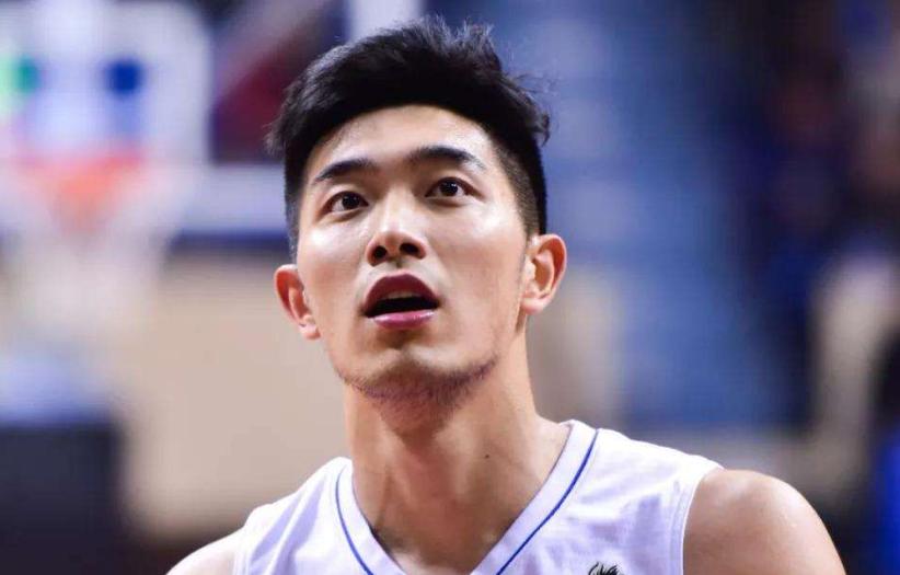 看了今晚新疆对广州的比赛，感觉吴冠希完全对不起顶薪，要进攻没进攻，要防守没防守。