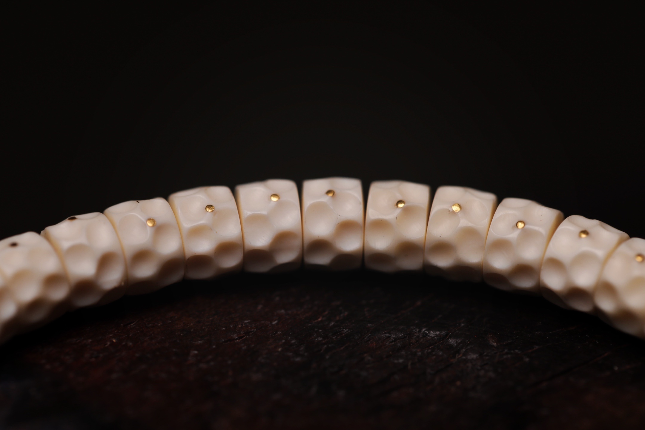 猛犸手持 | 无相片片金钉珠 手工片片珠，镶嵌24k金钉，自然又别致。触之温润细