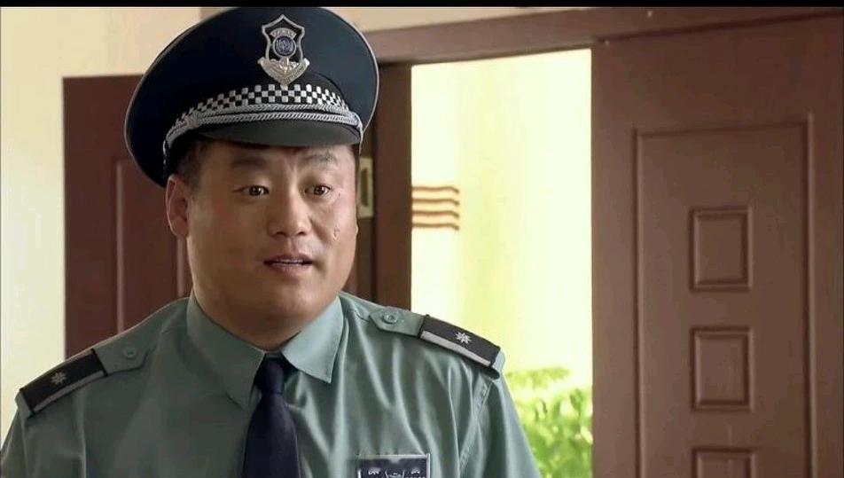 唐建军说宋晓峰以前也是二人转演员。是他的徒弟把宋晓峰弄到本山传媒的。
宋晓峰非常