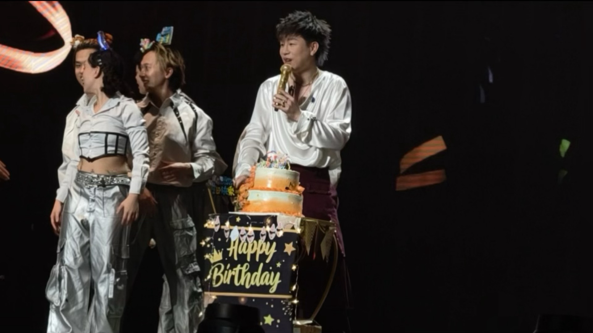胡彦斌上海演唱会温情一幕胡彦斌上海演唱会这段画面特别戳人心。专程到场的盲人老歌迷