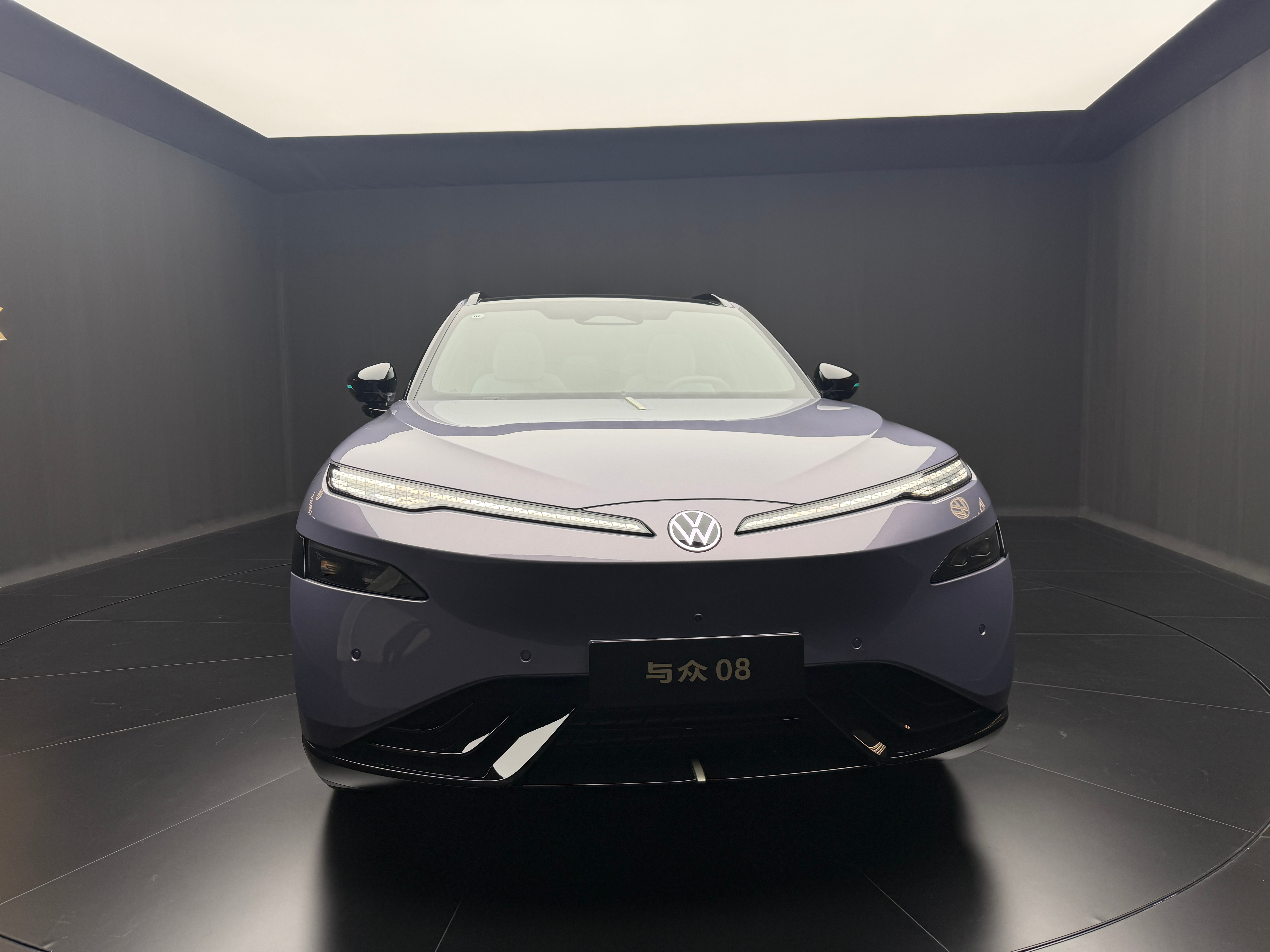 安徽大众的与众08，五年看过概念车，还原度很高。我理解这款车核心想表达的是光的汇