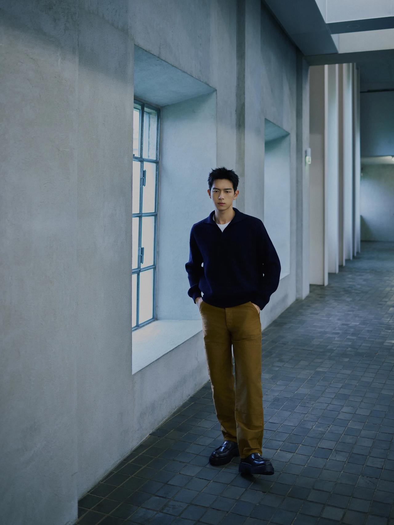 李现米兰看秀又被帅到了，不光和贾玲同框了，还被网友街头偶遇了，这一天实在是充实。