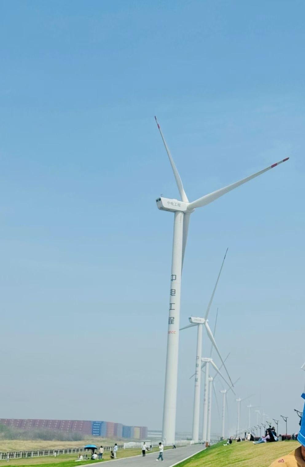 很难想象网红打卡地海盐大风车旁边就是著名的烂尾融创文旅城……