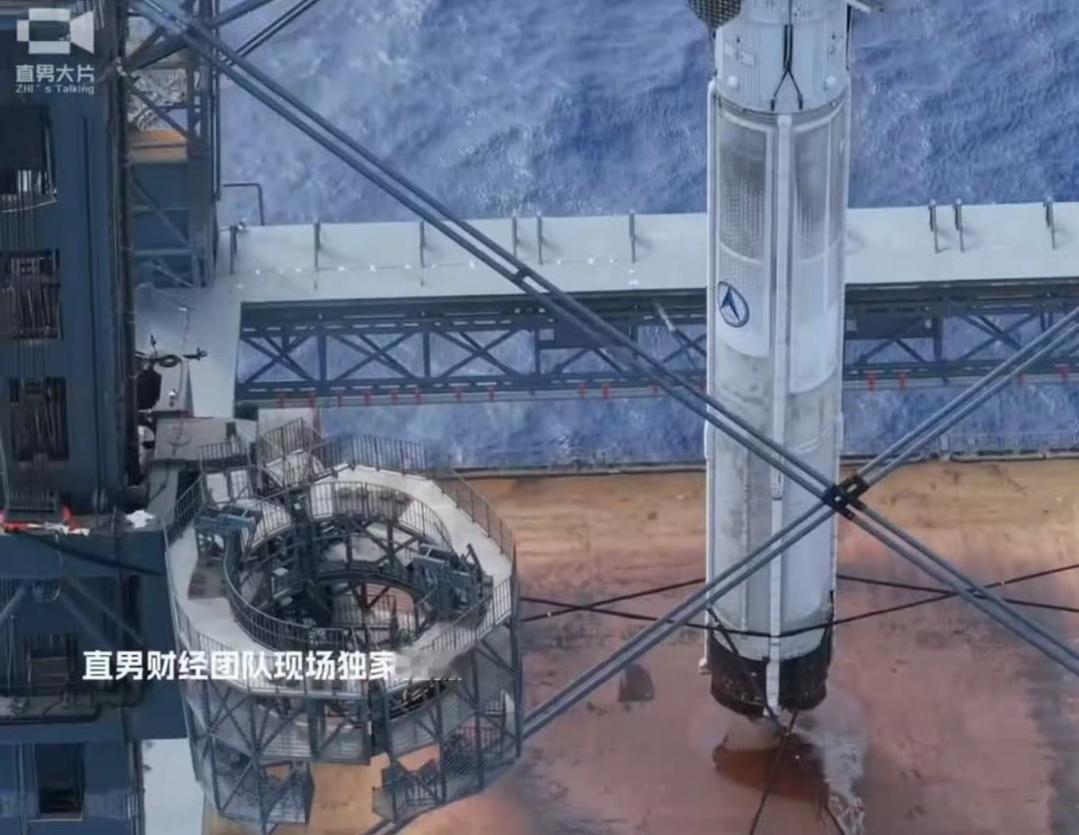 别急，已经在夹了……下面好象还在搭架子固定？

不过，这样一细看的话，就感觉这夹