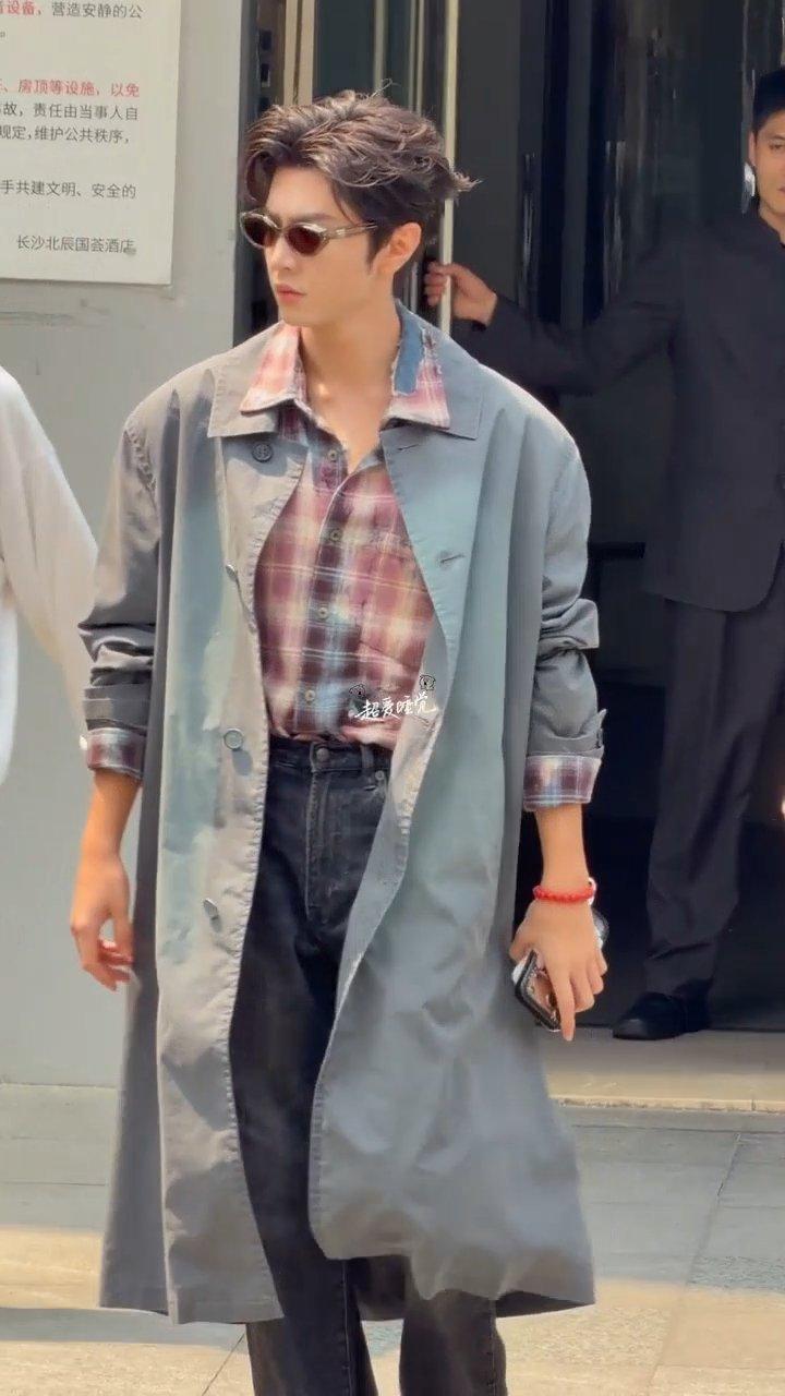 所有人请品味！！哲远戴墨镜穿长风衣简直男模来的陈哲远墨镜风衣造型陈哲远穿上长风衣