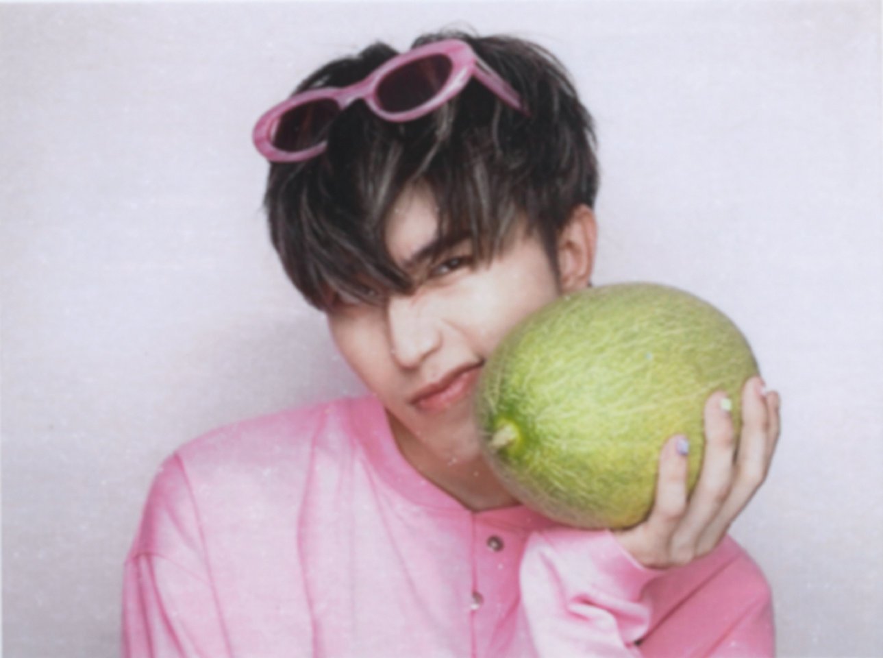 #蔡徐坤[超话]#💗#蔡徐坤新歌remedy# 嘴角带笑是少年清爽的晴朗，眉眼