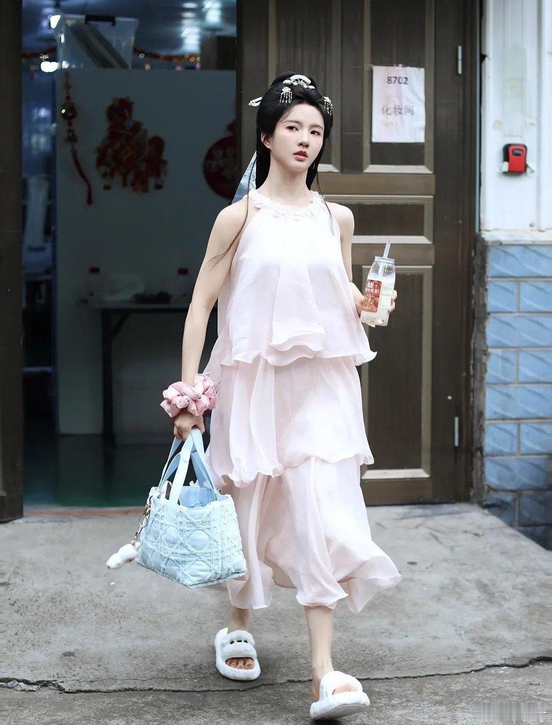 同一条裙子，怎么有一个像山寨版的啊 