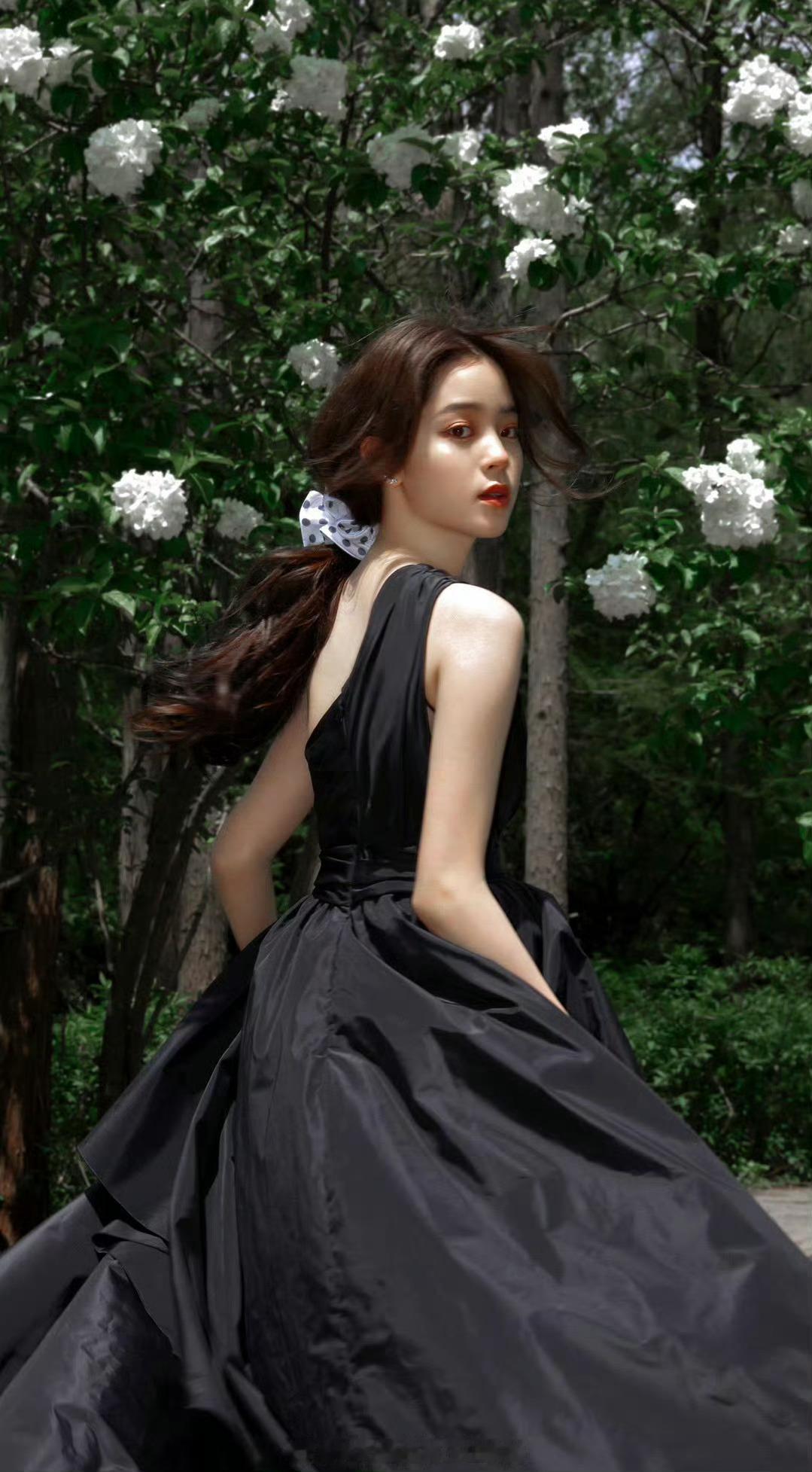 #欧阳娜娜安雨同回小区#每一个不曾起舞的日子，都是对生命的辜负。 ​ ​​​