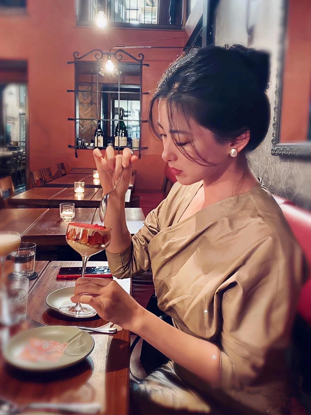 朱珠朱珠把外卖袋拎成秀场了彻底被朱珠的松弛感折服！早年惊艳红毯，如今平凡拎外卖也