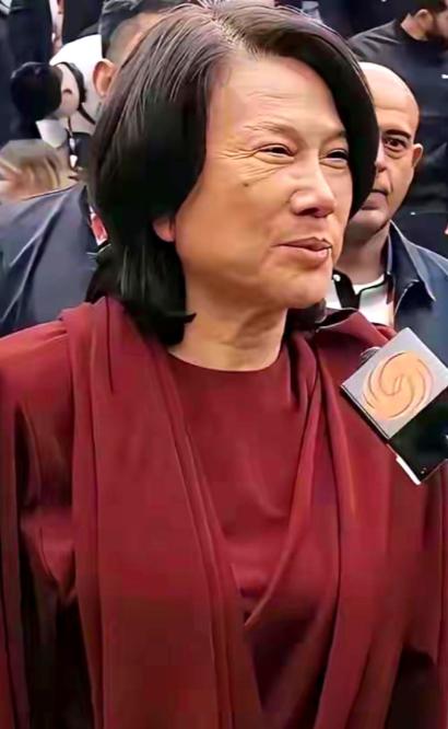 商界瞬间炸锅。要知道，董明珠可不是普通的职业经理人，她就是格力的代名词。从199