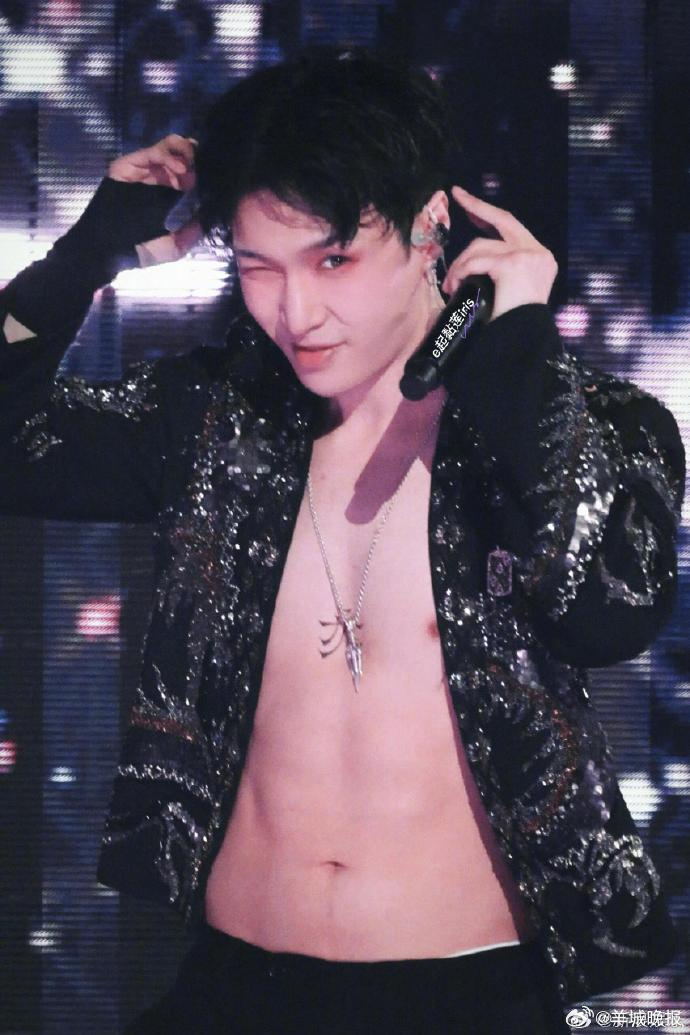 【他们的小猫耳朵萌翻全场】谁能拒绝自带猫耳buff的帅哥美女？歪头比猫耳，甜度直