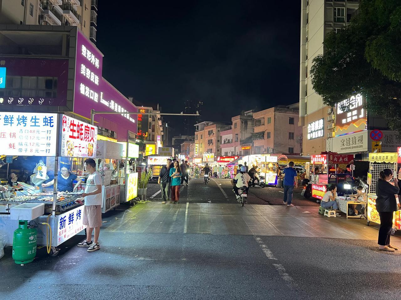 晚上十一点的东莞南城，坐标：鸿福路，联益村，银丰路