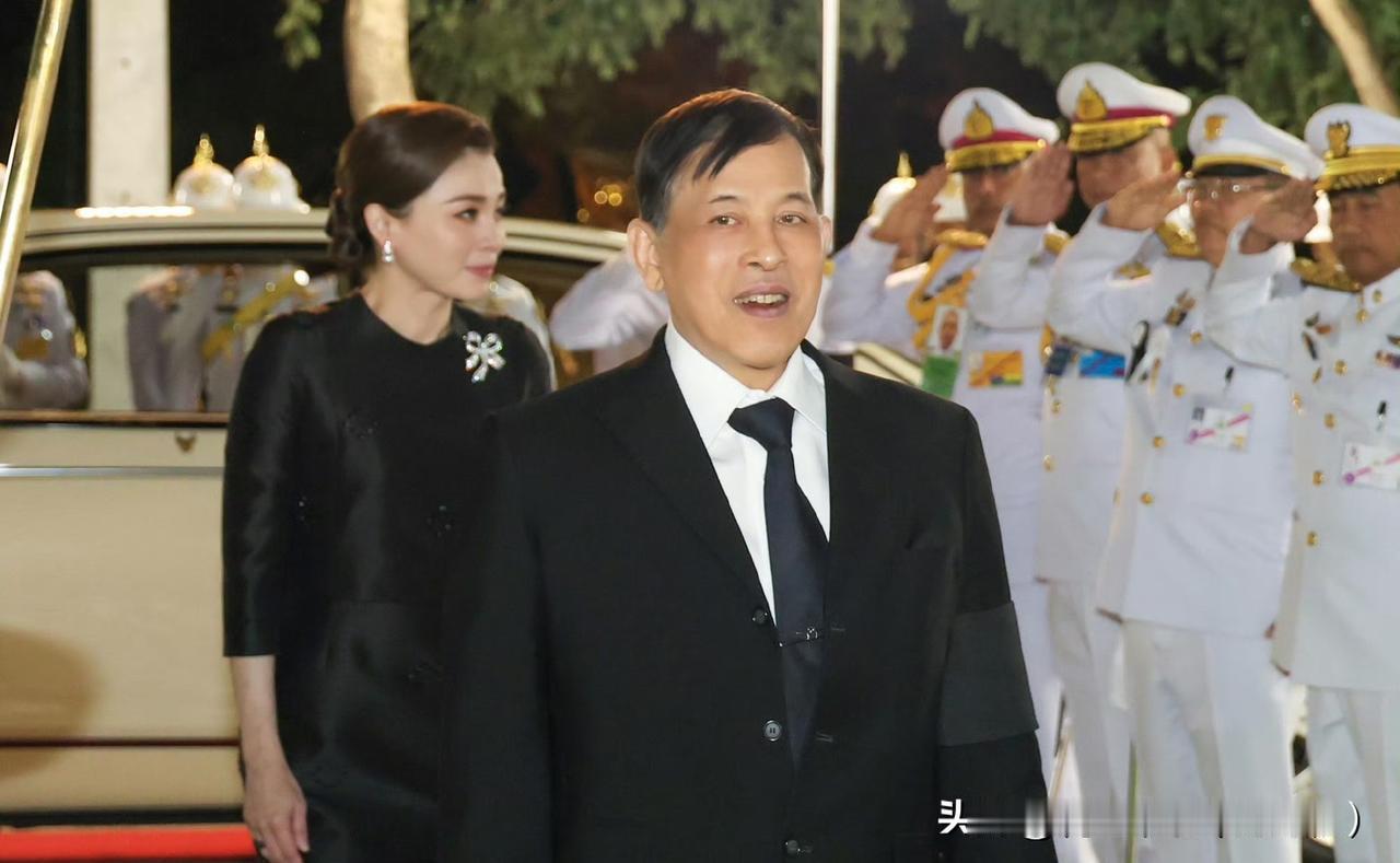 国王夫妇出席活动中心开幕式！素色王后依然端庄美丽！