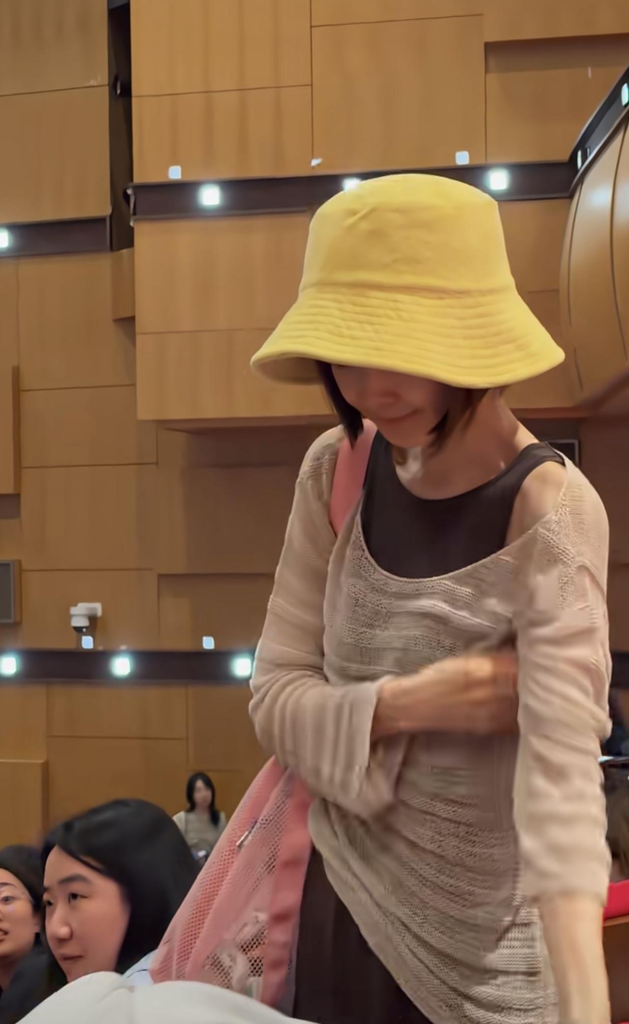 偶遇56岁鲁豫看演出，手臂上青筋凸起，太瘦了像个“纸片人”，穿的还低调还佩戴了顶