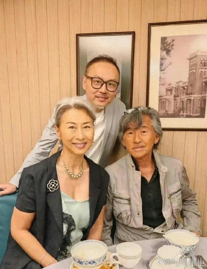 叶倩文坦然拥抱衰老，坚持不染白发，展现真我风采，自然而不造作。 