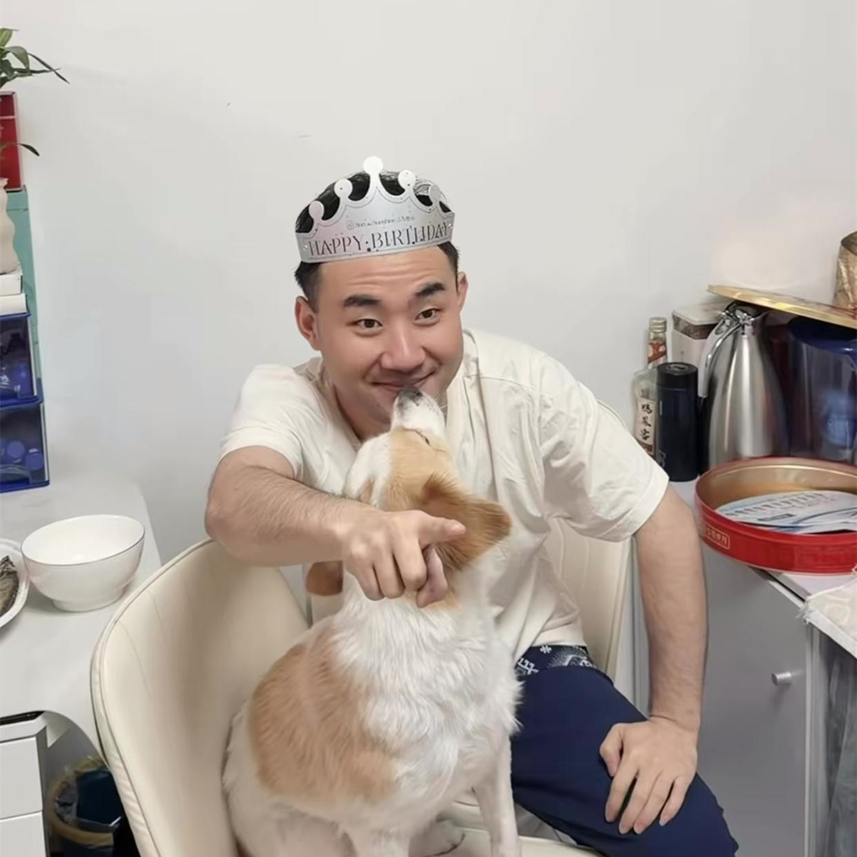 陶阳庆生妻子胡嘉博深夜晒照，阳嫂文案特别有趣，二人婚后生活状态令人羡慕！陶阳迎来
