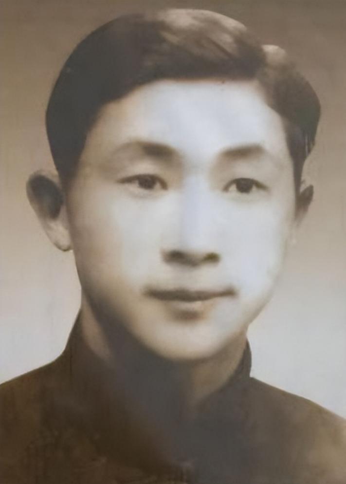 被捕入狱的地下党员邱世毅,三次利用上厕所的机会凑到叛徒姚茂良身边低声说："你出去