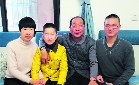 1997年，19岁海军小伙为救群众牺牲。20年后，他母亲病逝，一名陌生中年男子竟