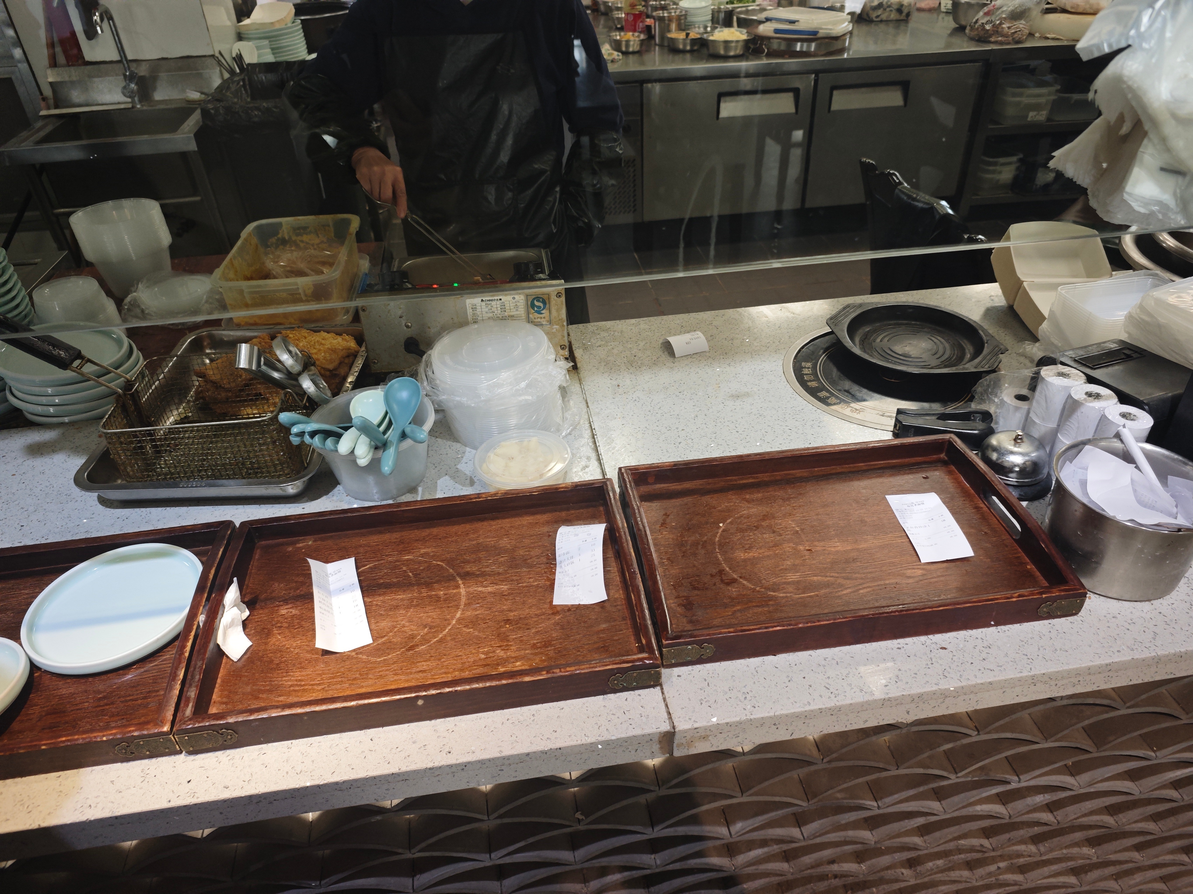 在苏州的甪直老面馆吃了一碗特色面，甪直炒浇面，就是把浇头炒了一下。 