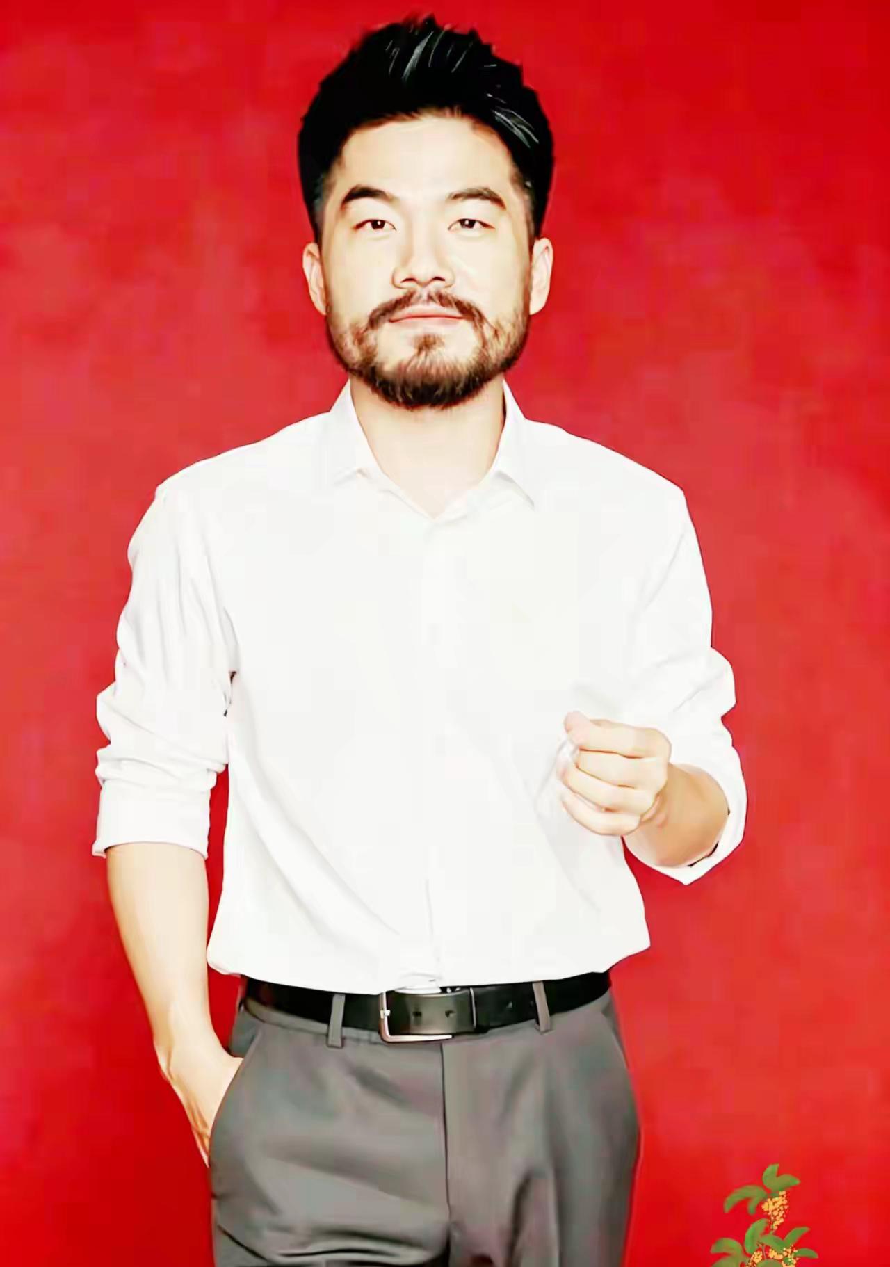 据说，张嘉益准备拍魏振海的戏，苦于找不到合适的演员。
有人就拿了这张照片，说是跟