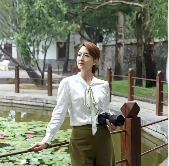 她是央视40多岁女主持人里最漂亮的一位，眉眼干净利落
五官精致大方，淡妆出镜时温