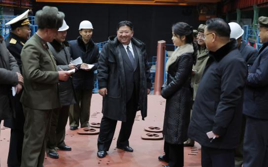 就在刚刚，
金正恩宣布一个重大决定，女儿金珠爱现场见证。

冬日的朝鲜造船厂弥漫