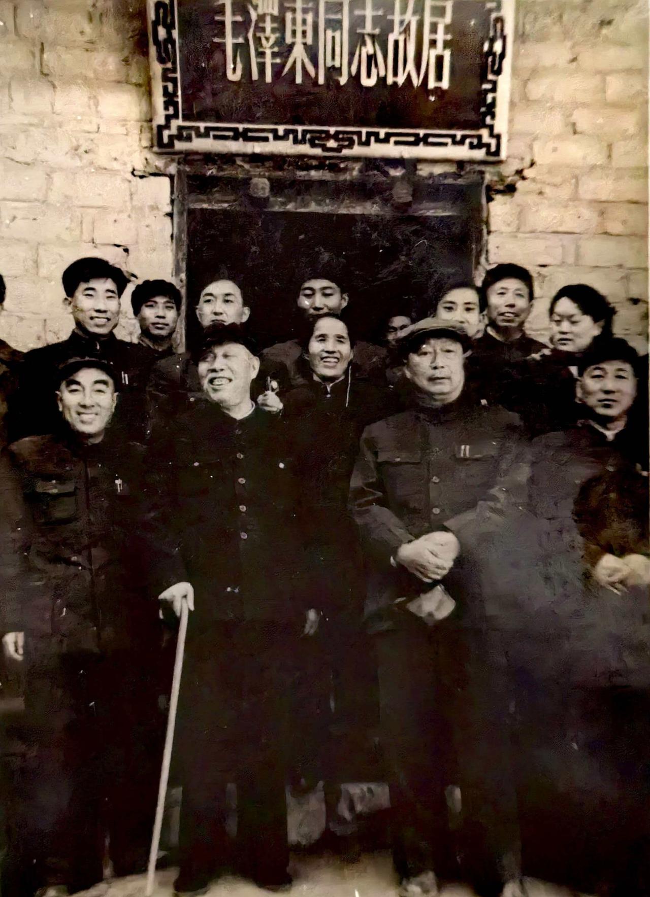 董必武、聂荣臻在毛主席旧居，（1960年）原版照片