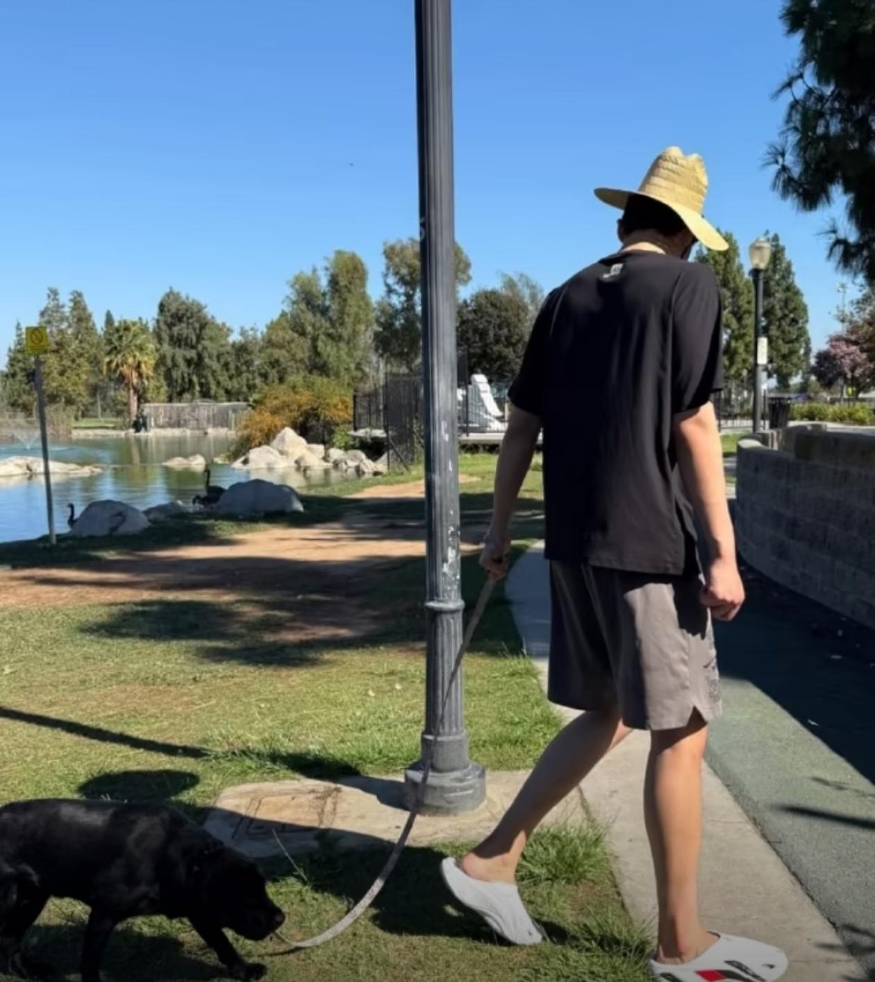 杨瀚森获得休息时间，戴着草帽遛狗非常惬意！

杨瀚森近期一直在努力训练，他的休息