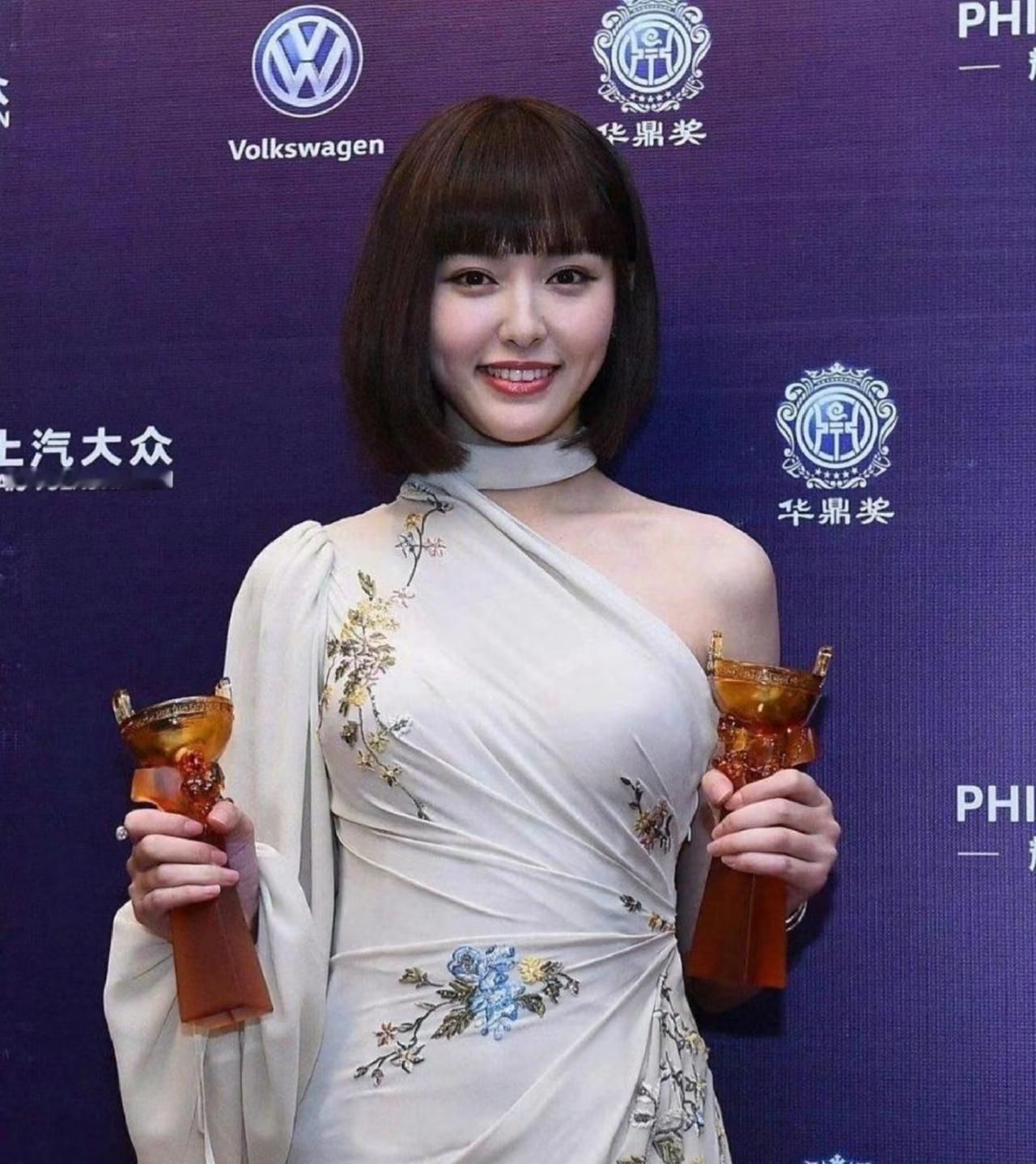 唐嫣的穿搭总能让人眼前一亮，这条裙子很好地展现了她挺拔的身姿和优雅的气质，多年来