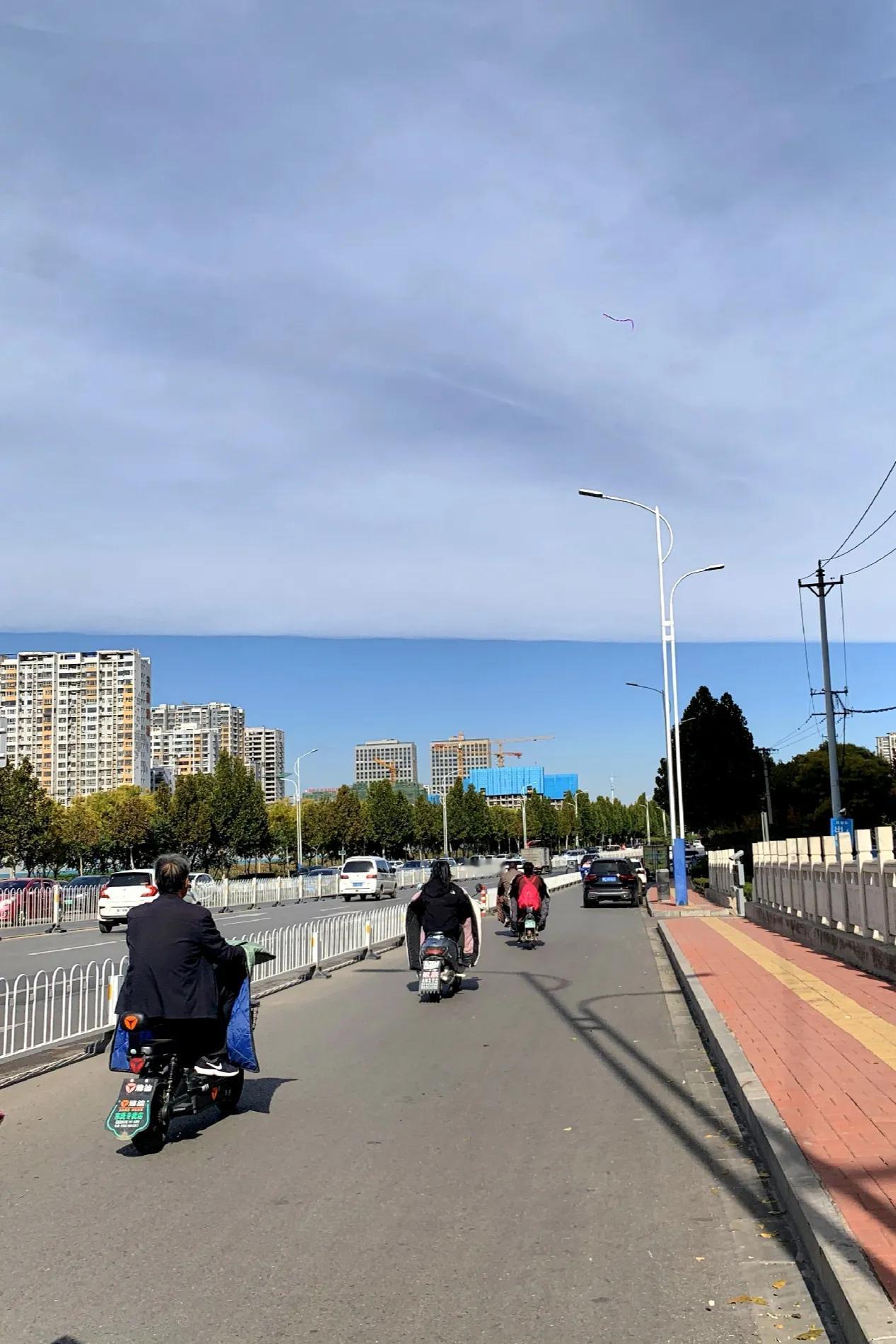 今天，邢台的天空蓝蓝，很少见哦！有没有海天一线的感觉？
#邢台# #奇观#