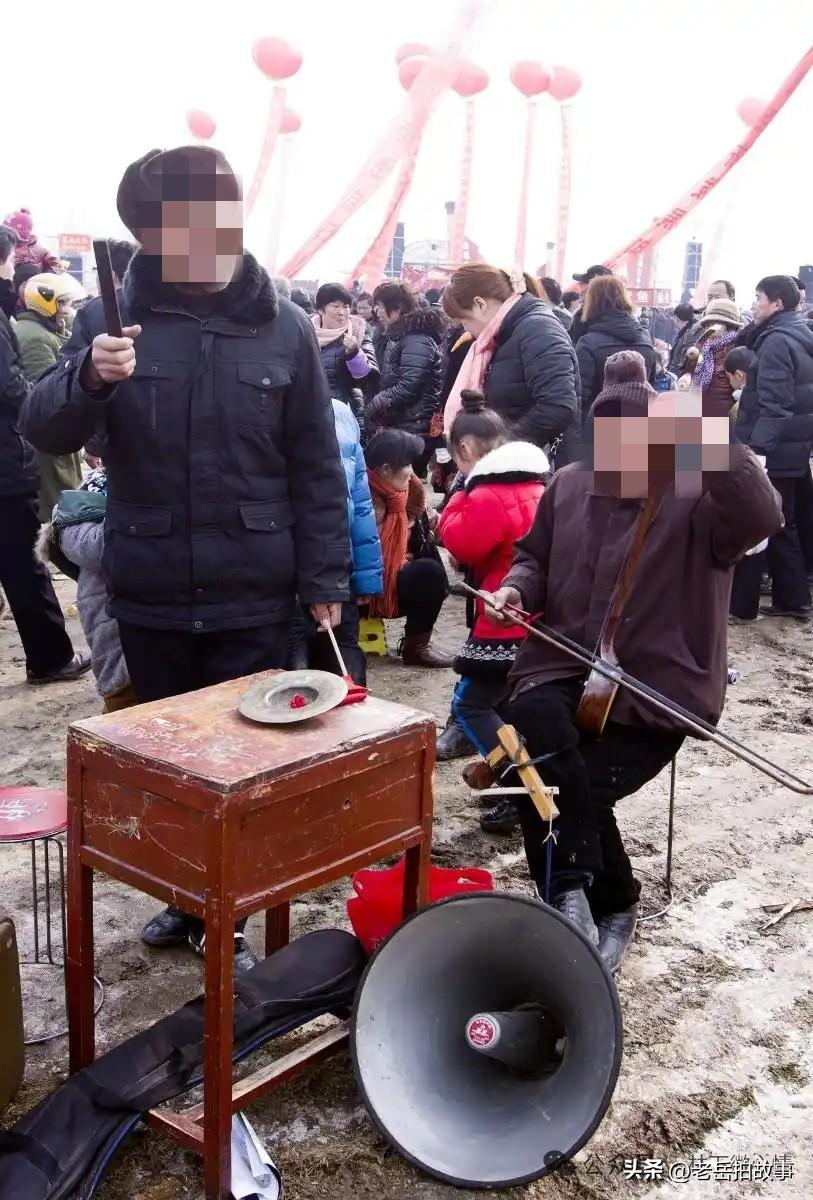 从前有一个走街串巷唱坠子书的说书艺人张友才。他走东跑西唱了一年坠子书，可收入并不