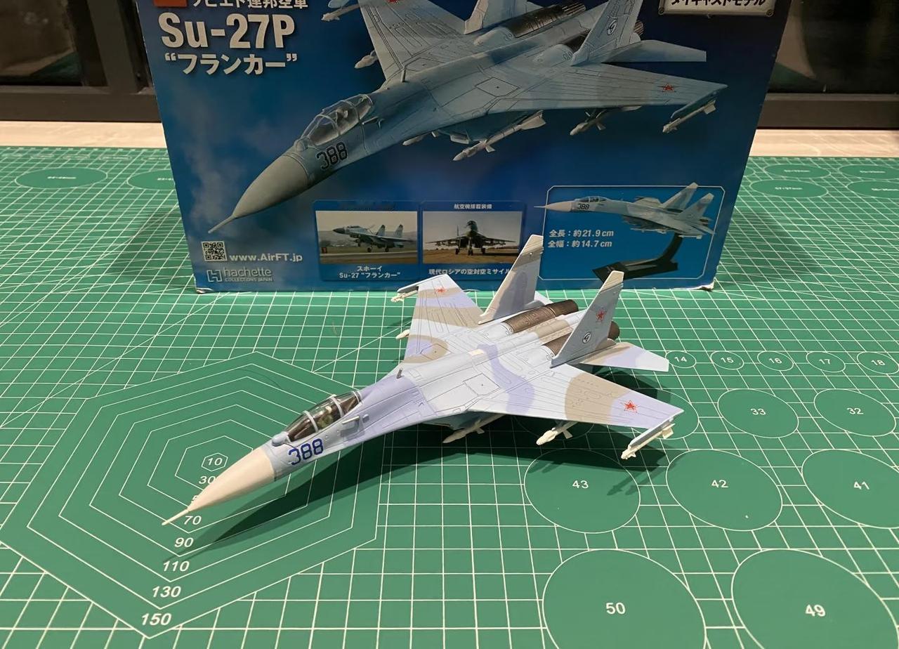 Hachette 1:100 Su-27
Su-27，北约代号：侧卫
1989年