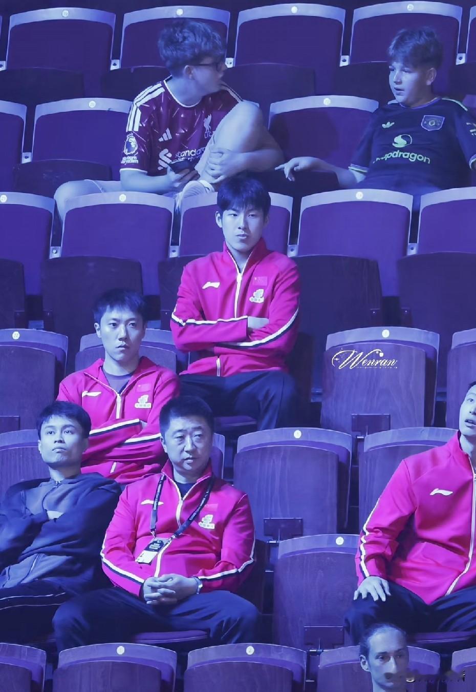 王皓带着国乒男队现场观看张本智和和艾利克斯·勒布伦的比赛，还看了松岛辉空和兰弗利