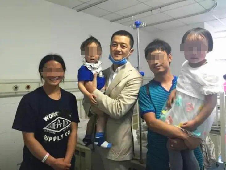 李亚鹏这会是口碑大反转了。
1月14号，他站在嫣然天使儿童医院门口，身后是刚被吊