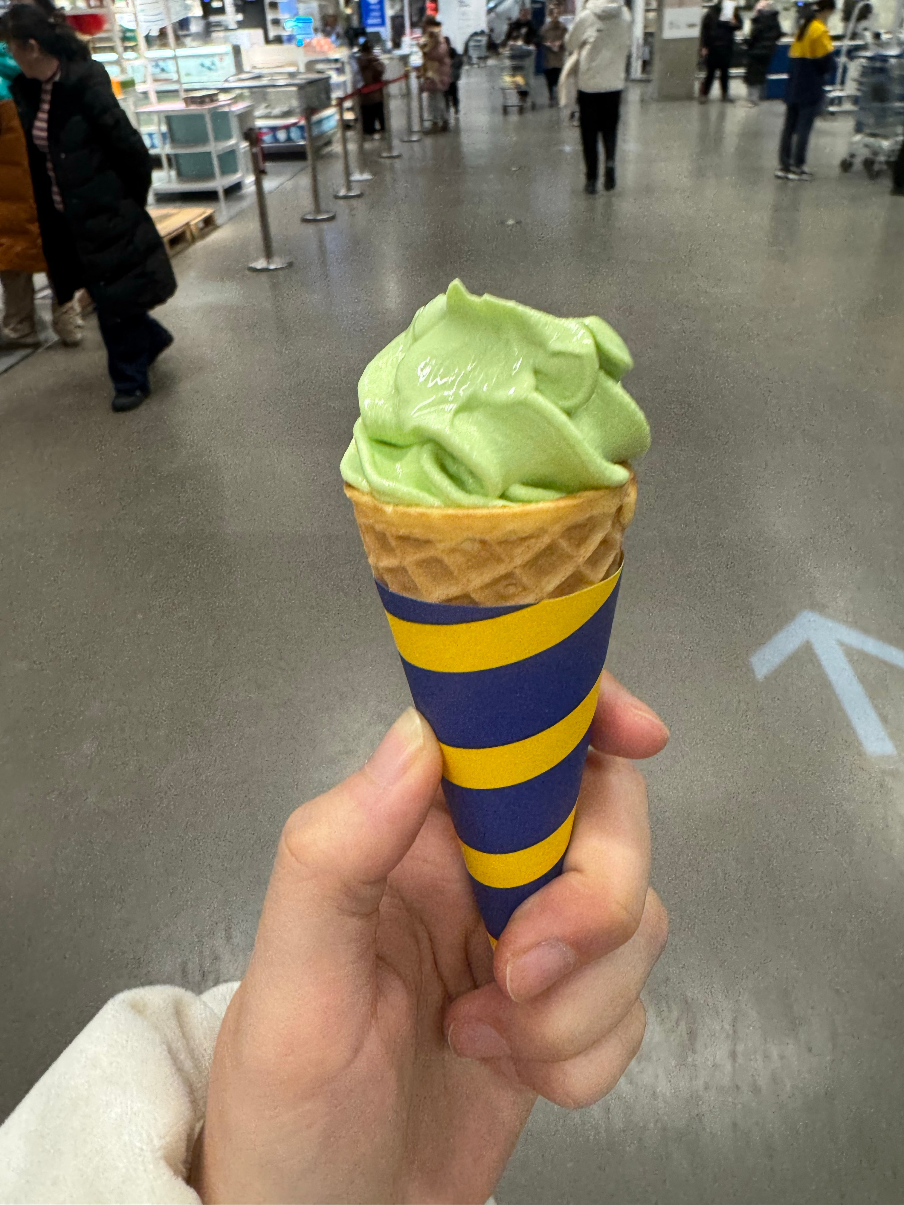 下雪天偶遇雪人☃️和妈妈逛宜家买了俩牛油果味的冰淇淋吃完一个之后没尝出来什么味转