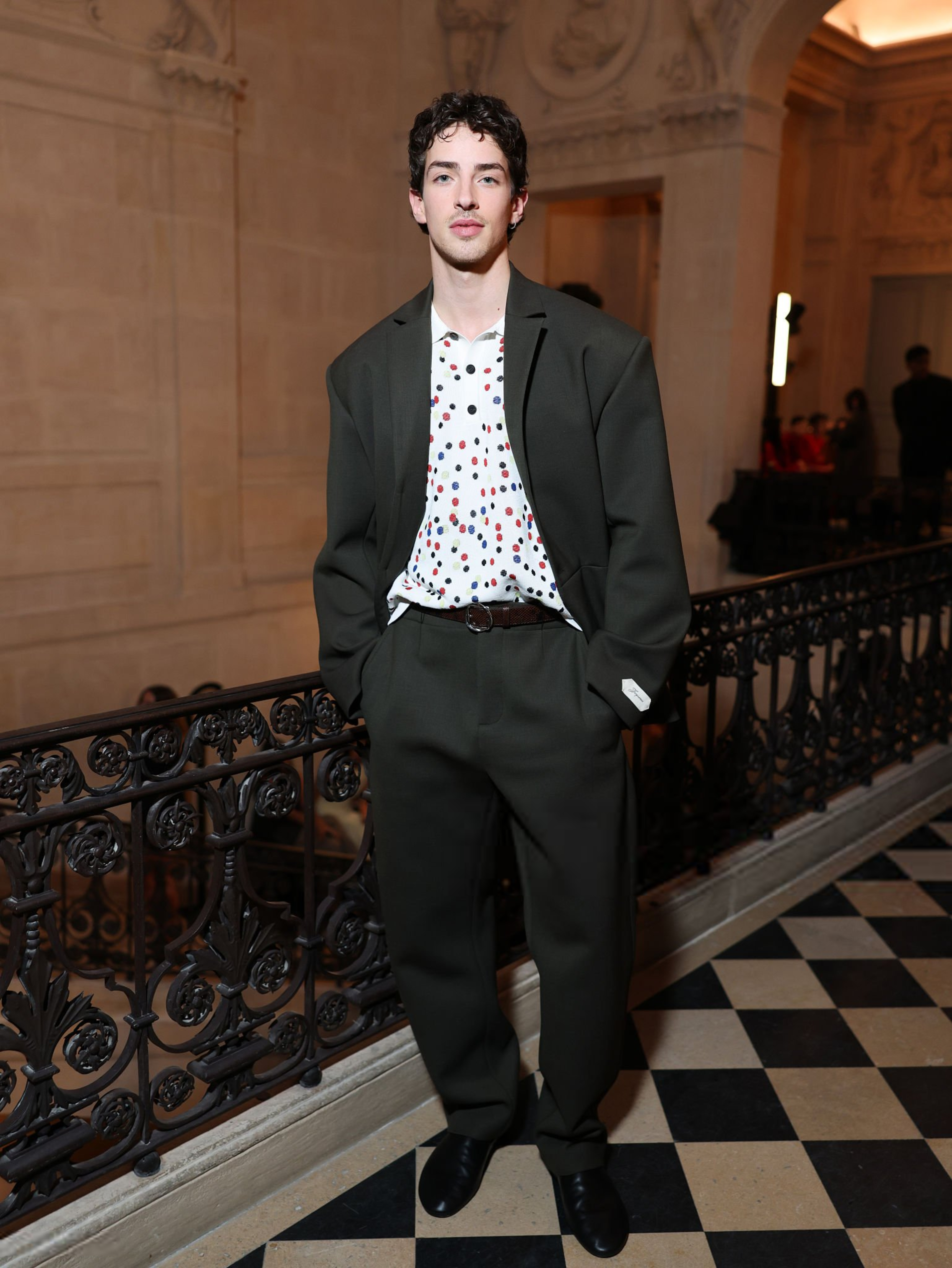 马努里奥斯超帅新造型亮相巴黎时装周看秀！