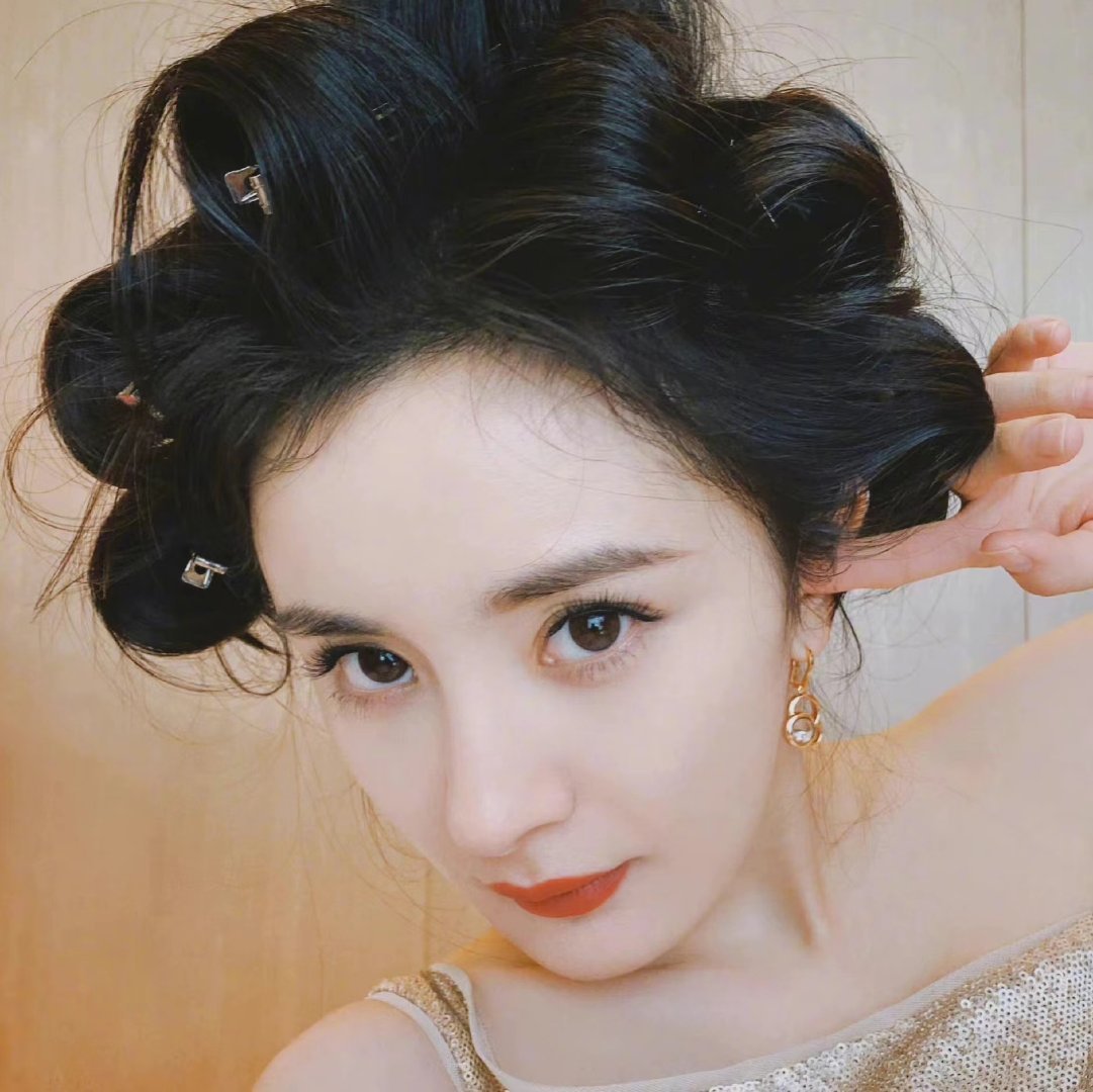 杨幂杨幂 ym杨幂0912生日快乐 “晚风轻踩着云朵 月亮在贩售快乐 你从银河背