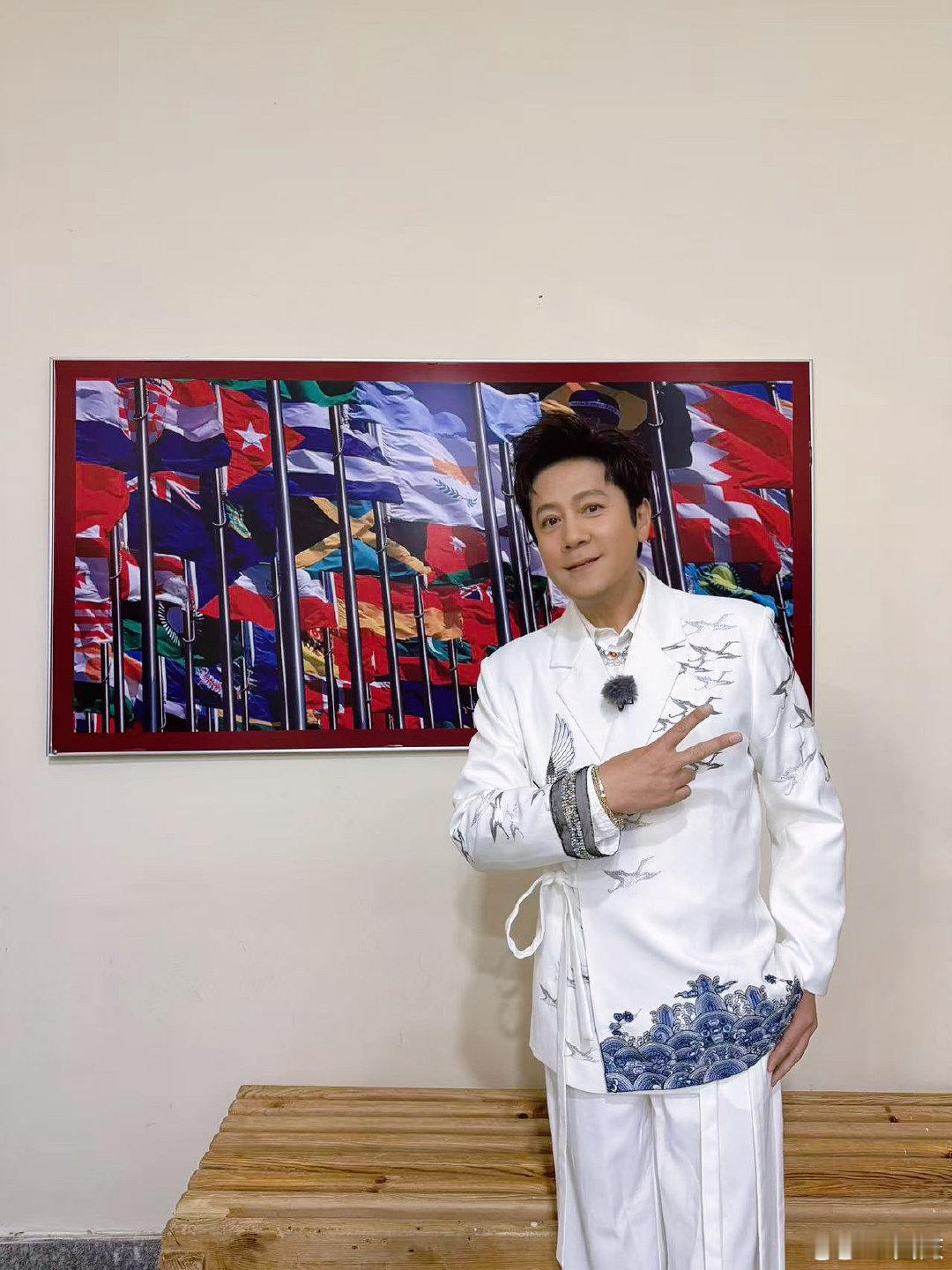 谁敢信蔡国庆快60了  蔡国庆都60岁了，而且蔡国庆老师心态一级棒，活力感爆棚，