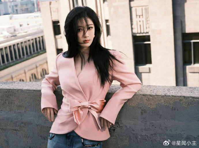 杨紫罗马时装周出图杨紫收腰粉西装好有星味啊杨紫，罗马时装周出发图🈶 