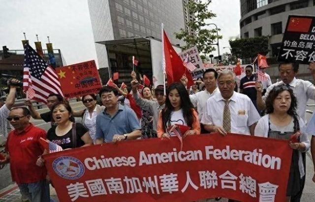 为何很多美国华裔不认同祖国，甚至争抢着反华？这么说吧，他们宁愿相信中国马上崩溃，